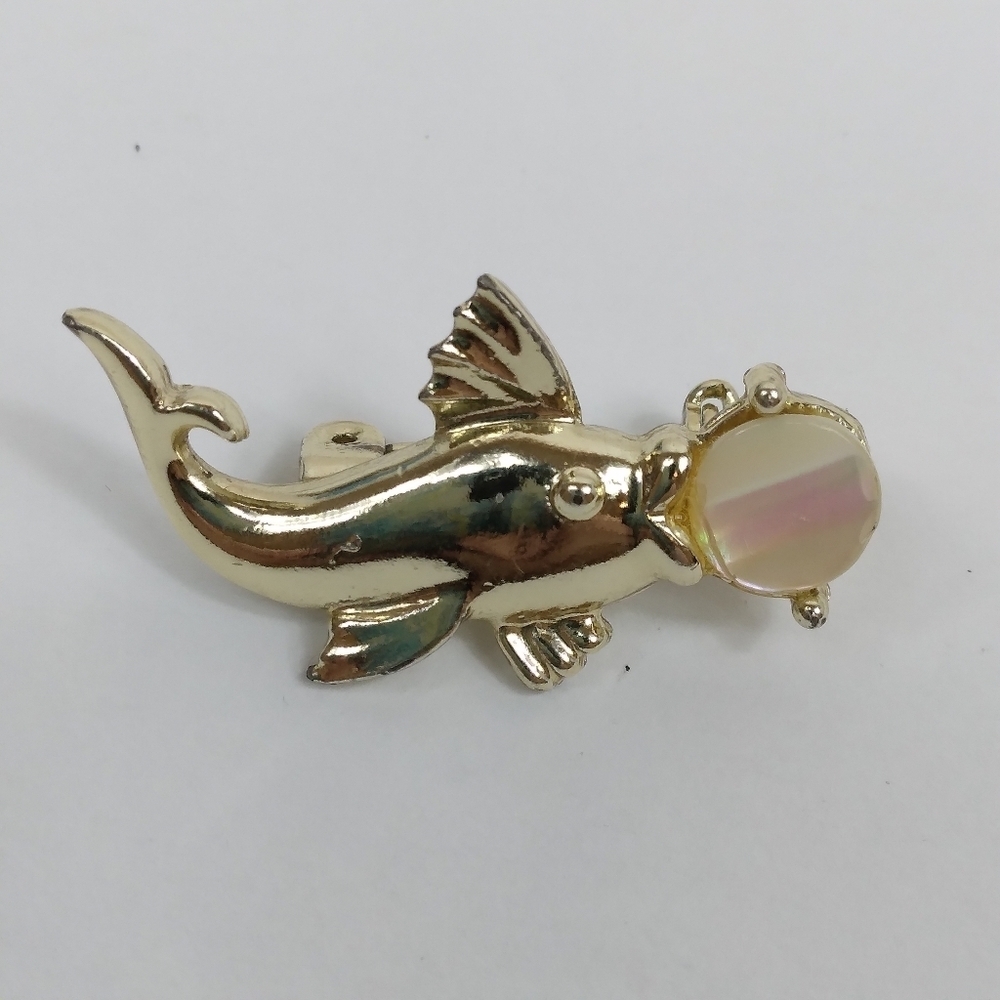 Vintage Pin Gold Tone Fish with "bubble" iridescent